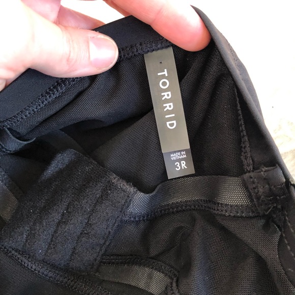 Torrid floral one piece swim suit with attached skirt peekaboo accents size 3r - Picture 8 of 9